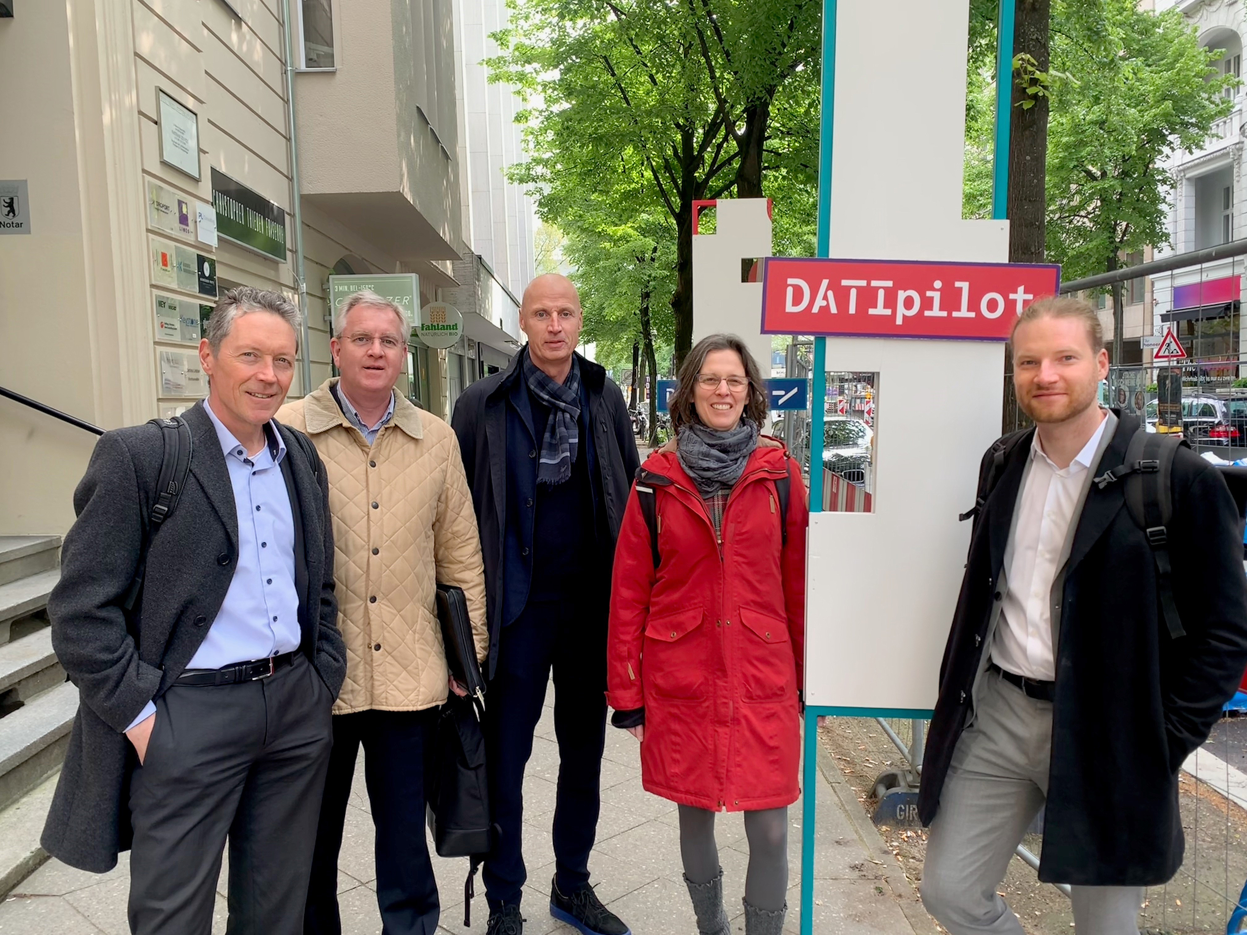 Vor der Final-Auswahlrunde in Berlin: Prof. Reinhard von Hanxleden (CAU), Prof. Michael Prange (FH Kiel), Prof. Detlef Rhein (Muthesius Kunsthochschule), Bente Grimm (NIT und Verein SML), Sven Ratjens (CAU, HLB und Verein SML).